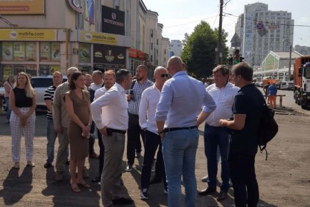 Островки безопасности, тротуары, выделенная полоса для общественного транспорта: на участке Екатерининской начались ремонтные работы (фото)
