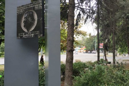 Памятник Борису Деревянко отремонтировали и покрасили (фото)