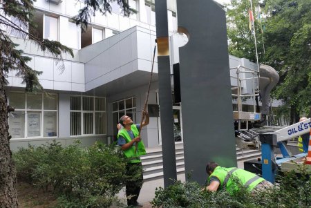 Памятник Борису Деревянко отремонтировали и покрасили (фото)