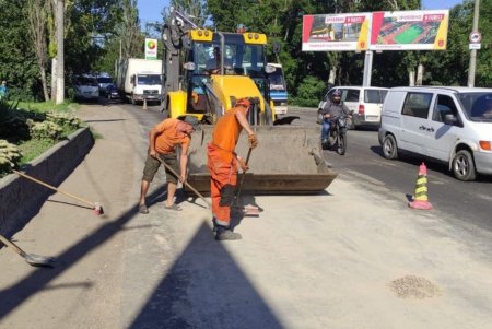Уборка, помывка, подрезка, ремонт: одесские коммунальщики приводят в порядок улицы города (фото)