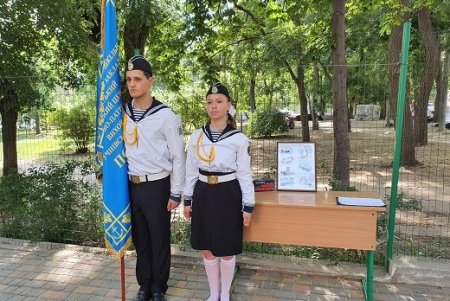 Школьники Малиновского района приняли Вахту памяти на Аллее Славы (фото)