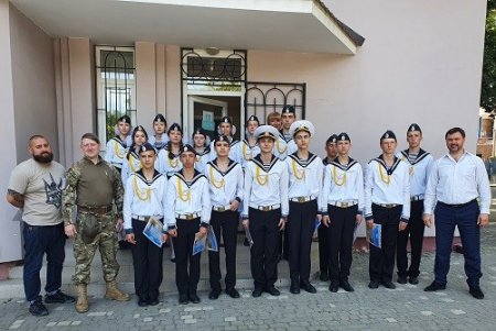Школьники Малиновского района приняли Вахту памяти на Аллее Славы (фото)