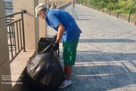Одесские пляжи коммунальщики убирают трижды в день (фото)