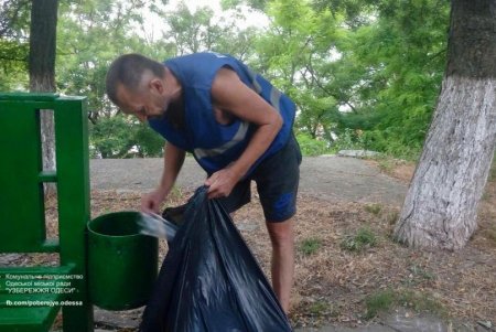 Одесские пляжи коммунальщики убирают трижды в день (фото)