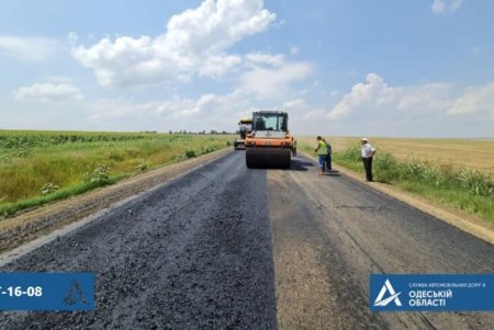 Возле села Виноградное Болградского района уложили еще два километра асфальтобетона (фото)