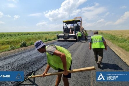 Возле села Виноградное Болградского района уложили еще два километра асфальтобетона (фото)