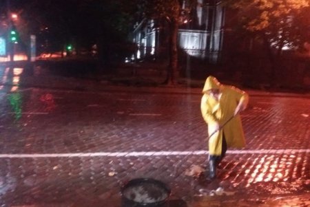Ночной ливень затопил десятки улиц Одессы (фото, видео)