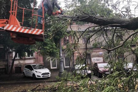 Ночной ливень затопил десятки улиц Одессы (фото, видео)