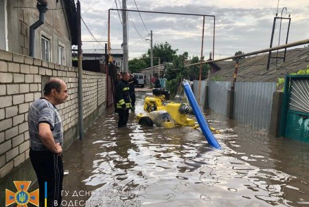 Во время ликвидации подтоплений в Одессе и пригороде спасены семь человек (фото)