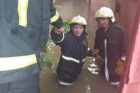 Во время ликвидации подтоплений в Одессе и пригороде спасены семь человек (фото)