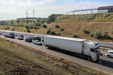 Город сковали пробки: для стабилизации ситуации в Суворовском районе перекрыто движение от Клеверного моста в сторону Объездной дороги (фото)