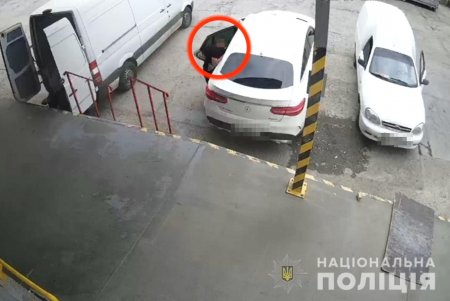 Трое харьковчан украли из автомобиля одессита более трехсот тысяч гривен (фото, видео)