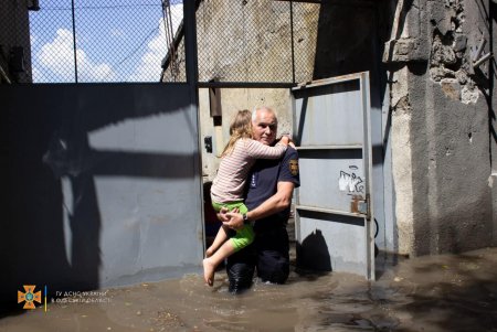 Одесские спасатели выносят на руках из затопленных домов стариков и детей (фото, видео)