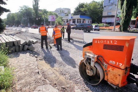 Ремонт улицы Черняховского: новое покрытие, карманы для транспорта, тактильная плитка и ограждения (фоторепортаж)