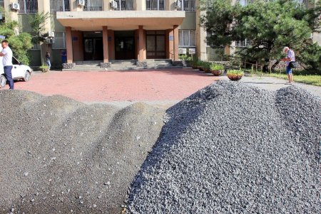 Ремонт улицы Черняховского: новое покрытие, карманы для транспорта, тактильная плитка и ограждения (фоторепортаж)