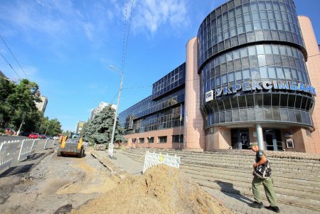 Ремонт улицы Черняховского: новое покрытие, карманы для транспорта, тактильная плитка и ограждения (фоторепортаж)