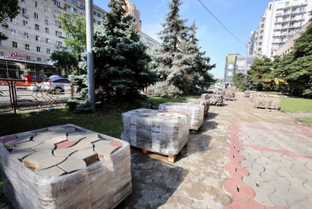 Ремонт улицы Черняховского: новое покрытие, карманы для транспорта, тактильная плитка и ограждения (фоторепортаж)