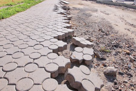 Ремонт улицы Черняховского: новое покрытие, карманы для транспорта, тактильная плитка и ограждения (фоторепортаж)