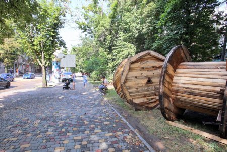 Ремонт улицы Черняховского: новое покрытие, карманы для транспорта, тактильная плитка и ограждения (фоторепортаж)