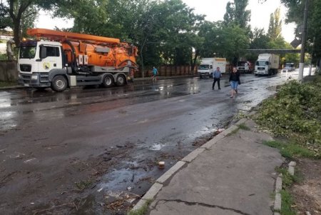 Последствия стихии на улицах Одессы все еще устраняют почти 300 коммунальщиков (фото)