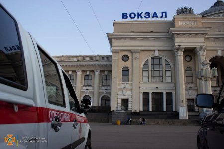 Спасатели на лодках и служебном автобусе помогли 27 харьковчанам, застрявшим из-за подтопления в Одессе, успеть на поезд (фото)