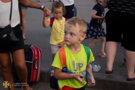 Спасатели на лодках и служебном автобусе помогли 27 харьковчанам, застрявшим из-за подтопления в Одессе, успеть на поезд (фото)