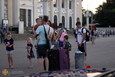 Спасатели на лодках и служебном автобусе помогли 27 харьковчанам, застрявшим из-за подтопления в Одессе, успеть на поезд (фото)