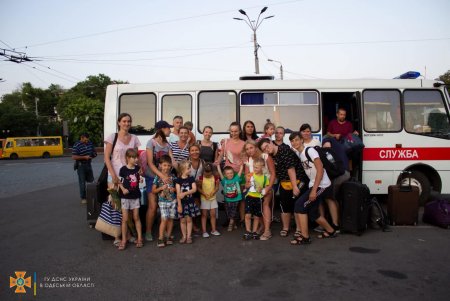 Спасатели на лодках и служебном автобусе помогли 27 харьковчанам, застрявшим из-за подтопления в Одессе, успеть на поезд (фото)