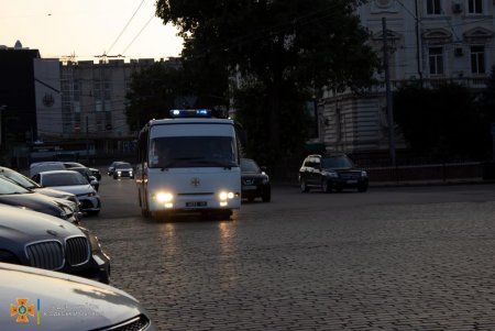 Спасатели на лодках и служебном автобусе помогли 27 харьковчанам, застрявшим из-за подтопления в Одессе, успеть на поезд (фото)