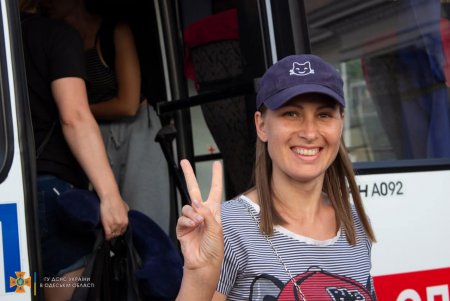 Спасатели на лодках и служебном автобусе помогли 27 харьковчанам, застрявшим из-за подтопления в Одессе, успеть на поезд (фото)