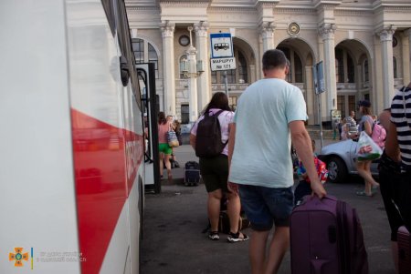 Спасатели на лодках и служебном автобусе помогли 27 харьковчанам, застрявшим из-за подтопления в Одессе, успеть на поезд (фото)