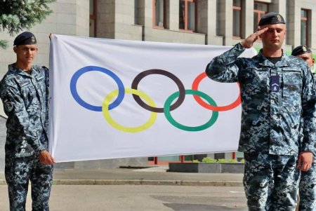 Возле здания ОГА подняли олимпийский флаг в честь старта игр в Токио (фото)