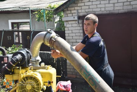 Мобильный пункт временного размещения организовали в Малиновском районе для людей, чьи дома затопило после сильного ливня (фото)