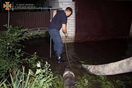 Мобильный пункт временного размещения организовали в Малиновском районе для людей, чьи дома затопило после сильного ливня (фото)