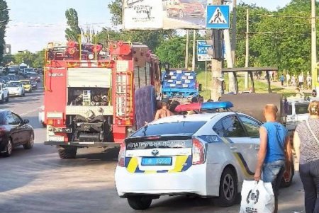ДТП в районе Молодой Гвардии: пикап отбросило на трамвайные пути, два человека пострадали (фото, видео, обновлено)