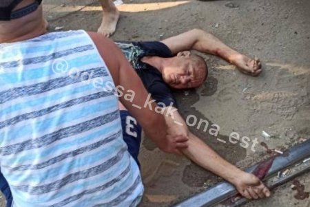 ДТП в районе Молодой Гвардии: пикап отбросило на трамвайные пути, два человека пострадали (фото, видео, обновлено)