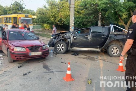 ДТП в районе Молодой Гвардии: пикап отбросило на трамвайные пути, два человека пострадали (фото, видео, обновлено)