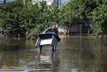 Спасатели помогают жителям Таирова, во дворах которых до сих пор стоит вода (фото)