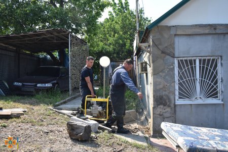 Спасатели помогают жителям Таирова, во дворах которых до сих пор стоит вода (фото)