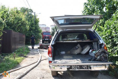 Спасатели помогают жителям Таирова, во дворах которых до сих пор стоит вода (фото)