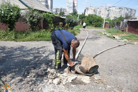 Спасатели помогают жителям Таирова, во дворах которых до сих пор стоит вода (фото)