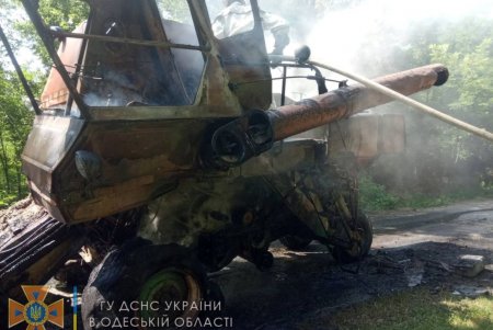 Из-за неисправности в селе Пасицелы загорелся комбайн, который удалось быстро потушить (фото)