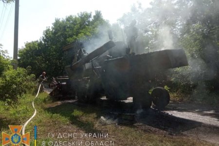Из-за неисправности в селе Пасицелы загорелся комбайн, который удалось быстро потушить (фото)