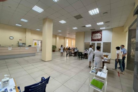 Центр массовой вакцинации от COVID-19 открылся на площади Деревянко: для удобства горожан работает по будням (фото)
