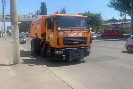 Коммунальщики провели комплексную уборку территории города (фото)