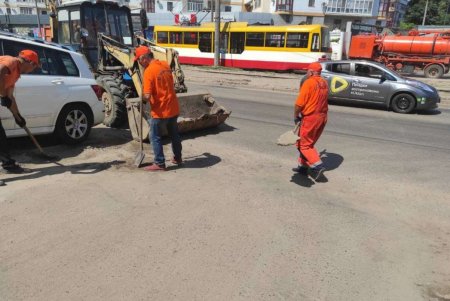 Коммунальщики провели комплексную уборку территории города (фото)