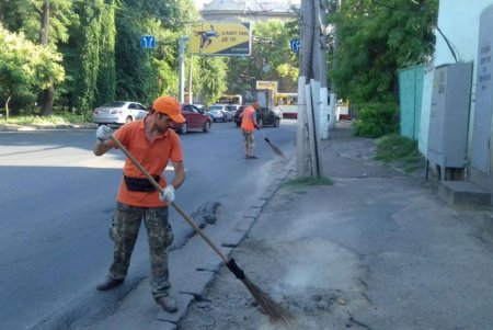 Коммунальщики провели комплексную уборку территории города (фото)