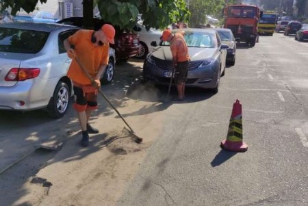 Коммунальщики провели комплексную уборку территории города (фото)
