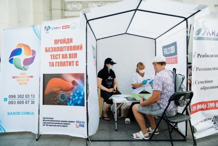 Во время бесплатного тестирования на Привокзальной площади медики выявили 10 случаев гепатита и два – ВИЧ (фото)