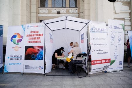 Во время бесплатного тестирования на Привокзальной площади медики выявили 10 случаев гепатита и два – ВИЧ (фото)